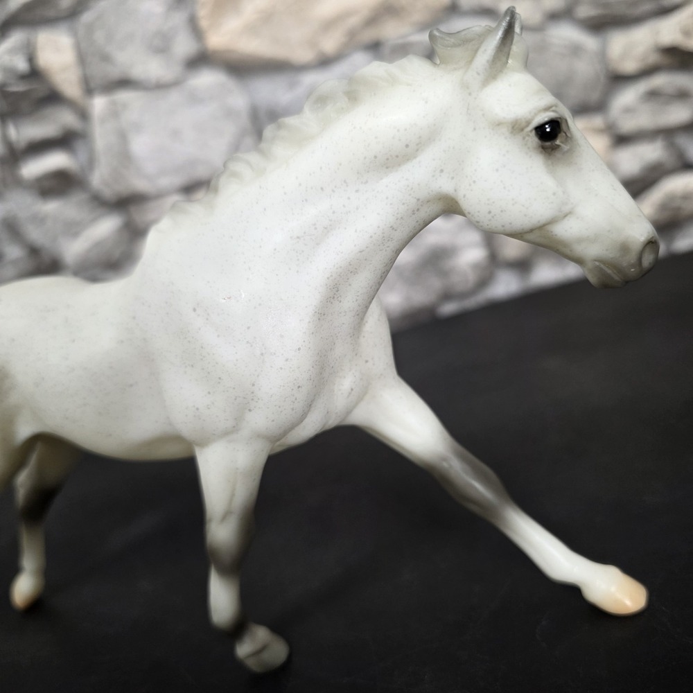 Breyer Classic Freedom Series HOTY Racing The Wind Thoroughbred Mare Grey - Picture 2 of 12